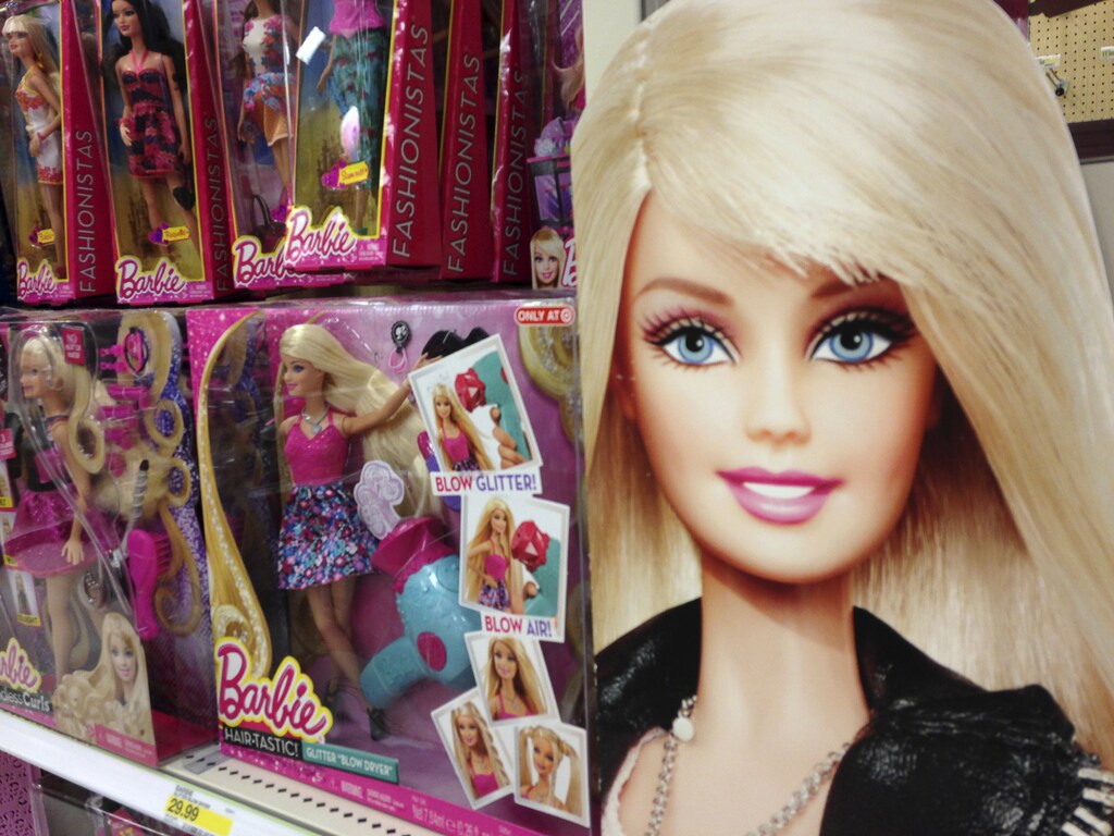 Barbie dolls are shown in the toy department of a retail store in Encinitas, California October 14, 2014. Mattel Inc's revenue fell for the fourth straight quarter as demand for its billion-dollar brands, Barbie and Fisher-Price, slipped further, increasing pressure on the toymaker as it heads into the holiday shopping season. Picture taken October 14. REUTERS/Mike Blake (UNITES STATES - Tags: SOCIETY BUSINESS) - GM1EAAH06AO01