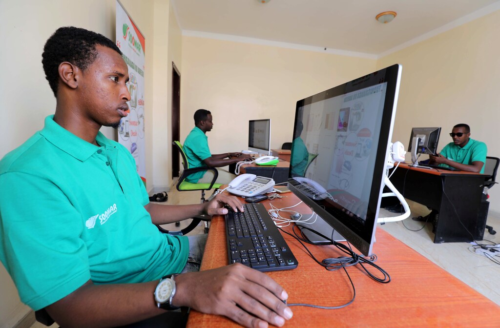 Employees at the Somali Online Market (SOOMAR) work inside their office in the Hodan district of Mogadishu, Somalia, October 17, 2018 REUTERS/Feisal Omar - RC1586162970