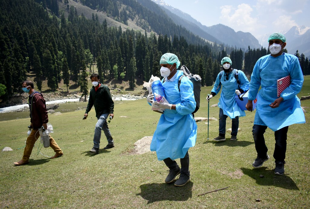 Healthcare workers trek to inoculate shepherds with COVISHIELD, a coronavirus disease (COVID-19) vaccine manufactured by Serum Institute of India, during a vaccination drive at Lidderwat near scenic Pahalgam in south Kashmir's Anantnag district, June 10, 2021. Picture taken June 10, 2021. REUTERS/Sanna Irshad Mattoo - RC2OXN920F8Q