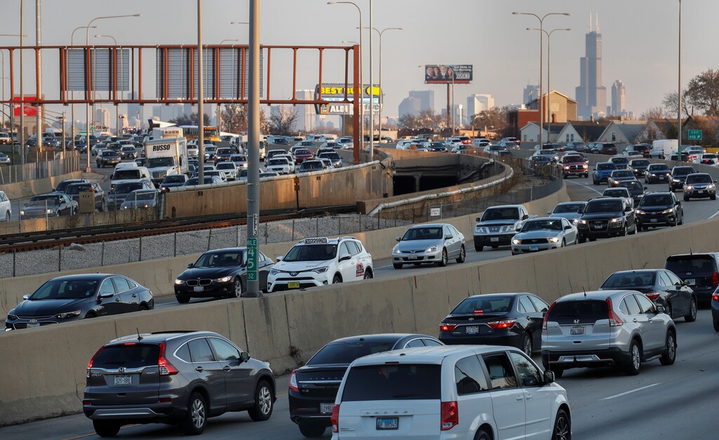 Travelers are stuck in a traffic jam as people hit the road before the busy Thanksgiving Day weekend in Chicago, Illinois, U.S., November 21, 2017. REUTERS/Kamil Krzaczynski - RC1A2DD7C360
