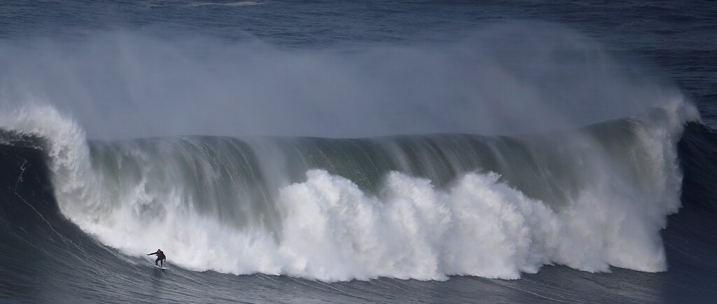 A surfer drops in on a large wave at Praia do Norte in Nazare, Portugal, November 19, 2016. REUTERS/Rafael Marchante TPX IMAGES OF THE DAY - S1AEUNUJLOAA