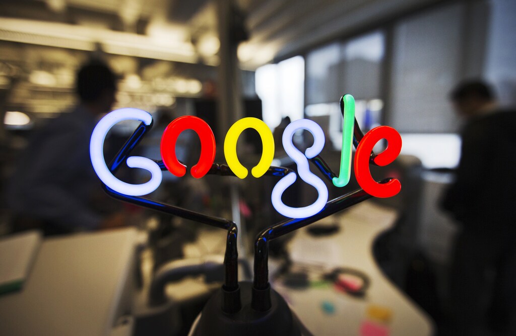 A neon Google logo is seen at the new Google office in Toronto, November 13, 2012. REUTERS/Mark Blinch (CANADA - Tags: SCIENCE TECHNOLOGY BUSINESS LOGO) - RTR3ACWW