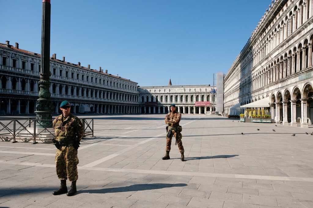 Soldiers patrol an empty Saint Mark's Square on Palm Sunday, following the coronavirus disease (COVID-19) outbreak in Venice, Italy, April 5, 2020. REUTERS/Manuel Silvestri - RC2BYF9K78EA