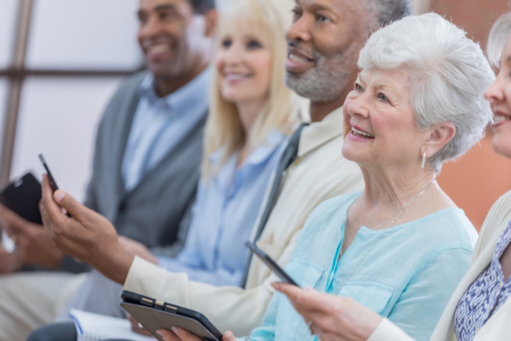 La tecnología para personas mayores (agetech) es un producto o servicio que mejora la capacidad funcional, la seguridad financiera o la participación social de los adultos mayores.