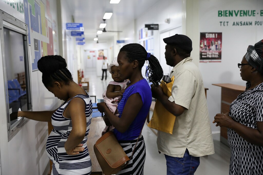 Patients wait at Dr. Zilda Arns Hospital, on the outskirts of Port-au-Prince, Haiti, June 23, 2017. REUTERS/Andres Martinez Casares - RTS18E4V