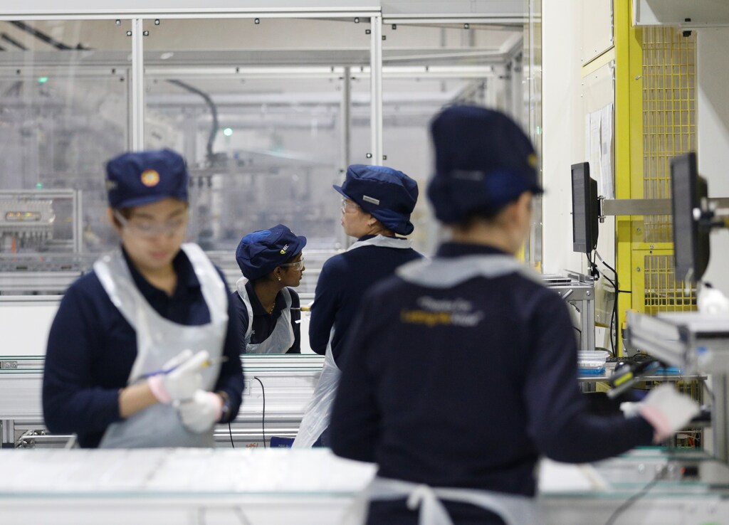 Employees work at a production line during a tour of an REC solar panel manufacturing plant in Singapore May 5, 2017. Picture taken May 5, 2017. REUTERS/Edgar Su - RC14A99C7140