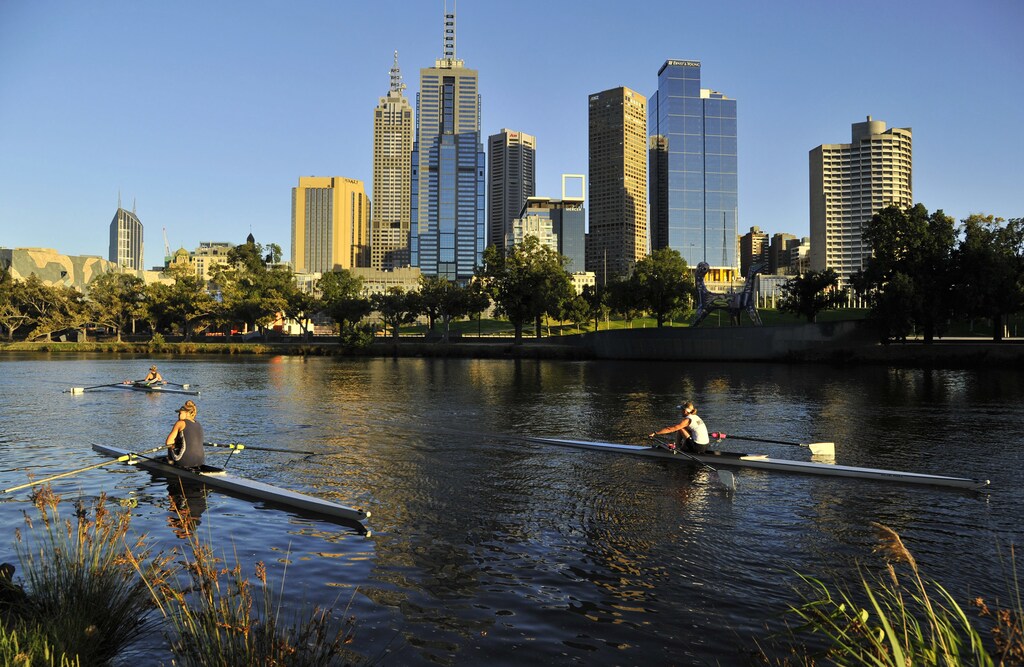 Rowers train at dawn on the Yarra River in Melbourne January 24, 2012. REUTERS/Toby Melville (AUSTRALIA - Tags: SPORT ROWING CITYSPACE) - GM1E81O0P1C01
