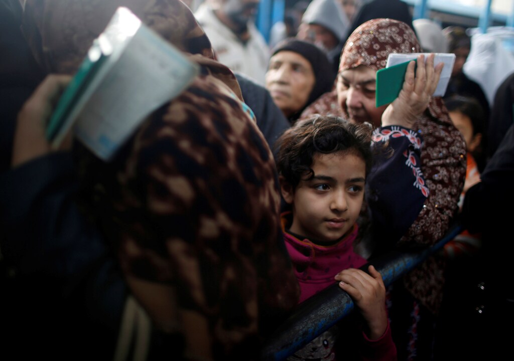 Palestinian refugees wait to receive aid at a United Nations food distribution centre in Al-Shati refugee camp in Gaza City January 15, 2018. REUTERS/Mohammed Salem - RC1974CC5FF0