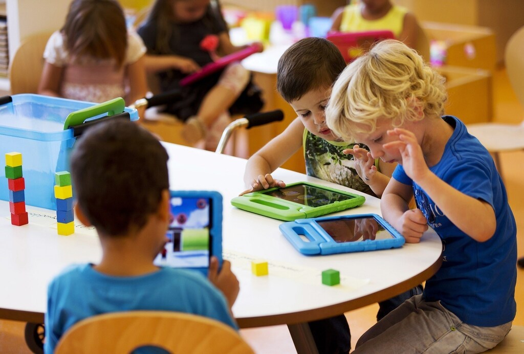 Students play with their iPads at the Steve Jobs school in Sneek August 21, 2013. The Steve Jobs schools in the Netherlands are founded by the O4NT (Education For A New Time) organisation, which provides the children with iPads to help them learn with a more interactive experience. REUTERS/Michael Kooren (NETHERLANDS - Tags: SOCIETY EDUCATION SCIENCE TECHNOLOGY) - RTX12S7O