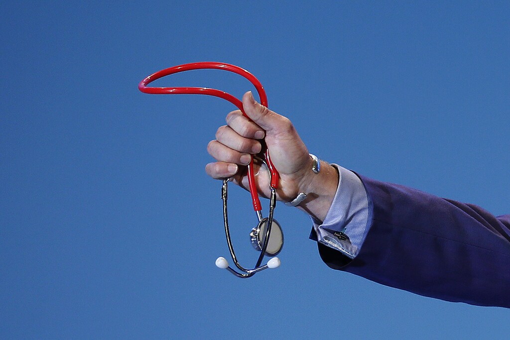 A delegate holds a stethoscope during the annual Labour party conference in Brighton, southern England September 25, 2013. REUTERS/Stefan Wermuth (BRITAIN - Tags: POLITICS HEALTH) - LM1E99P0XUZ01