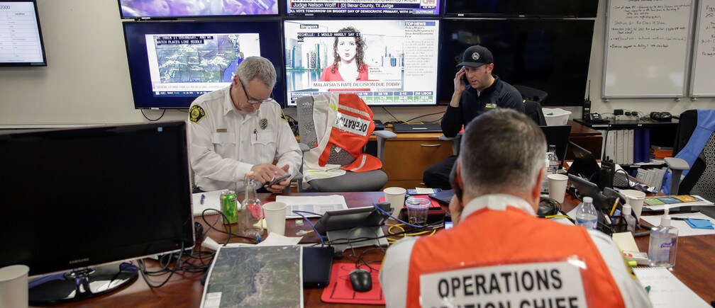 El personal coordina su respuesta al coronavirus (COVID-19) en el Centro de Operaciones de Emergencia en Kirkland.