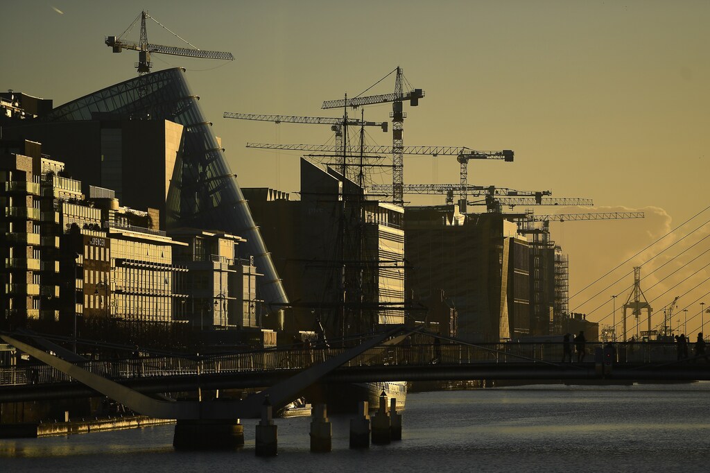 Construction cranes are seen at sunrise in the financial district of Dublin, Ireland October 18, 2018. REUTERS/Clodagh Kilcoyne - RC15459988E0