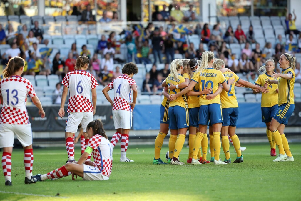 Soccer Football - Women's World Cup Qualifier - Sweden vs Croatia - Gamla Ullevi stadium, Gothenburg, Sweden - June 07, 2018. Sweden team celebrate their third goal by Stina Blackstenius. TT News Agency/Adam Ihse/via REUTERS ATTENTION EDITORS - THIS IMAGE WAS PROVIDED BY A THIRD PARTY. SWEDEN OUT. NO COMMERCIAL OR EDITORIAL SALES IN SWEDEN - RC1FBDE0FF80