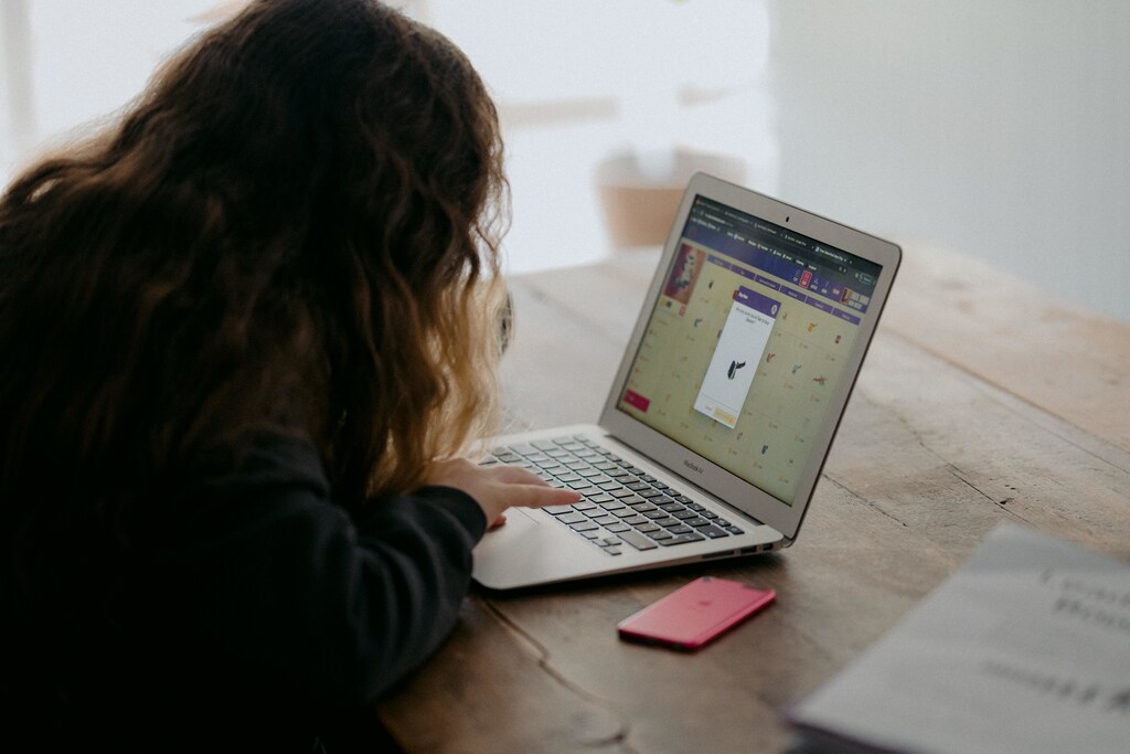 Child uses a laptop: The Digital Services Act is likely to set a global standards for a safer internet.