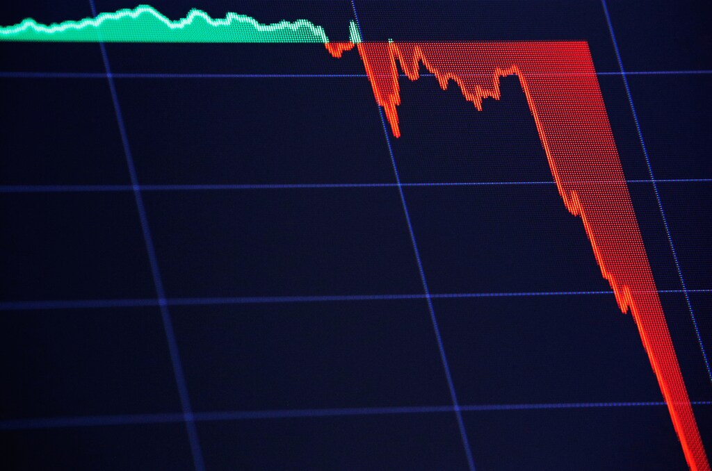 A chart tracks the Dow Jones Industrial Average following the U.S. Federal Reserve interest rates announcement as traders work on the floor of the New York Stock Exchange (NYSE) in New York, U.S., July 31, 2019. REUTERS/Brendan McDermid - HP1EF7V1H5LLF