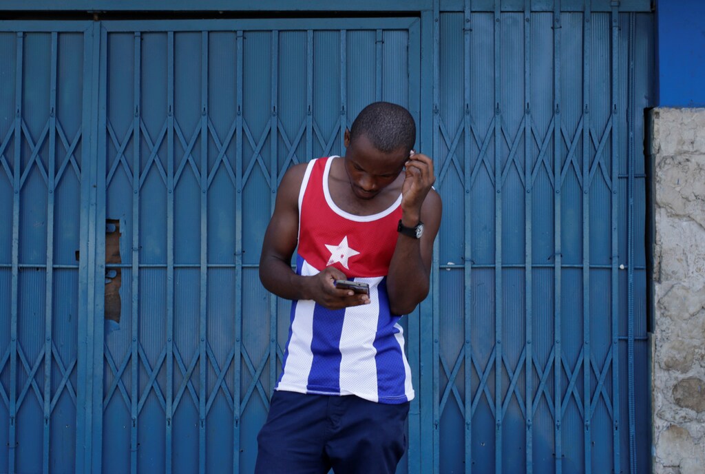 A man uses the internet via public Wi-Fi in Havana, Cuba, September 5, 2016. REUTERS/Enrique de la Osa TPX IMAGES OF THE DAY - RTX2O94J