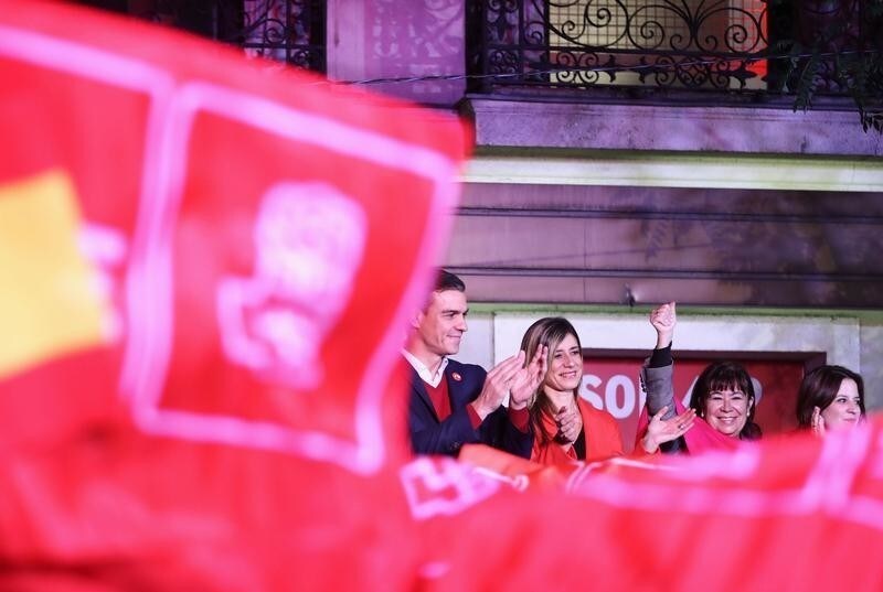 Spain's acting Prime Minister and Socialist Party leader (PSOE) candidate Pedro Sanchez and wife Maria Begona Gomez Fernandez gesture to supporters during Spain's general election at party headquarters in Madrid, Spain, November 10, 2019. REUTERS/Sergio Perez - RC2N8D9N1PUZ