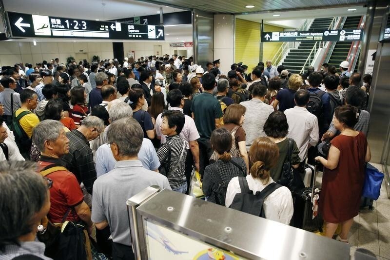 People crowd the New Chitose Airport after the restart of flights were announced, after the area was damaged by an earthquake, in Chitose, Hokkaido, northern Japan, September 7, 2018.