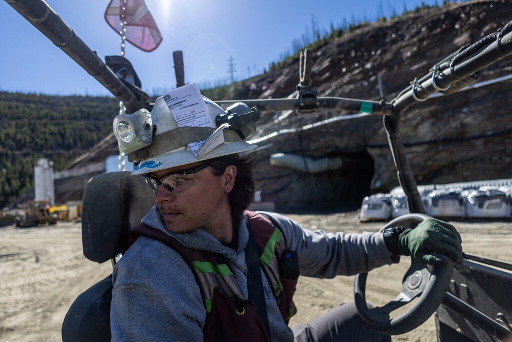 Un geólogo conduce frente a una mina de cobalto en Idaho, Estados Unidos. El cobalto es uno de los minerales críticos necesarios para la transición energética.