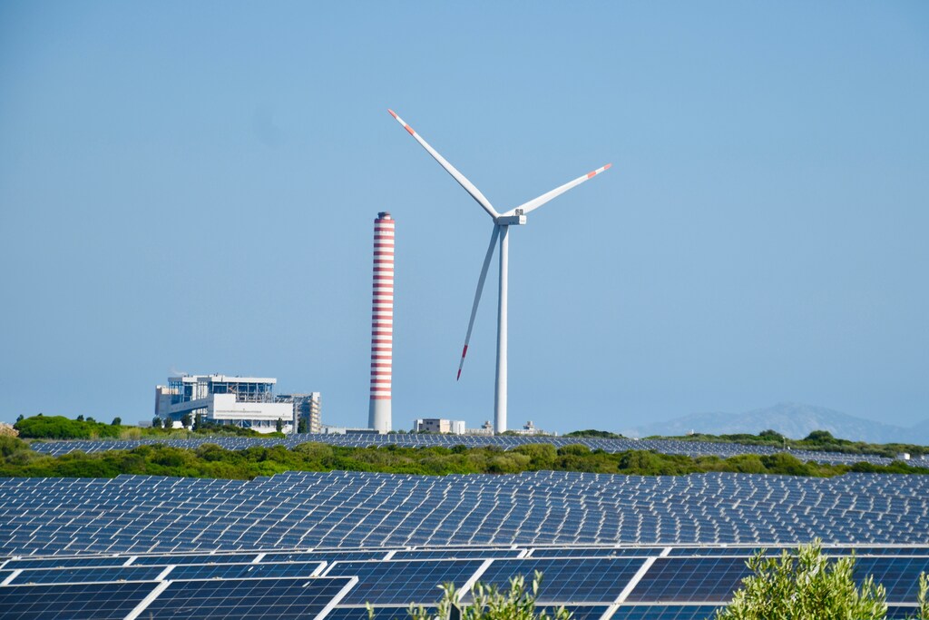 Una turbina eólica y paneles solares, diseñados para ayudarnos a alcanzar un mundo con cero emisiones netas