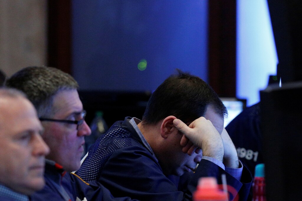 Traders work on the floor of the New York Stock Exchange (NYSE) in New York, U.S., March 6, 2017. REUTERS/Brendan McDermid - RTS11O4J