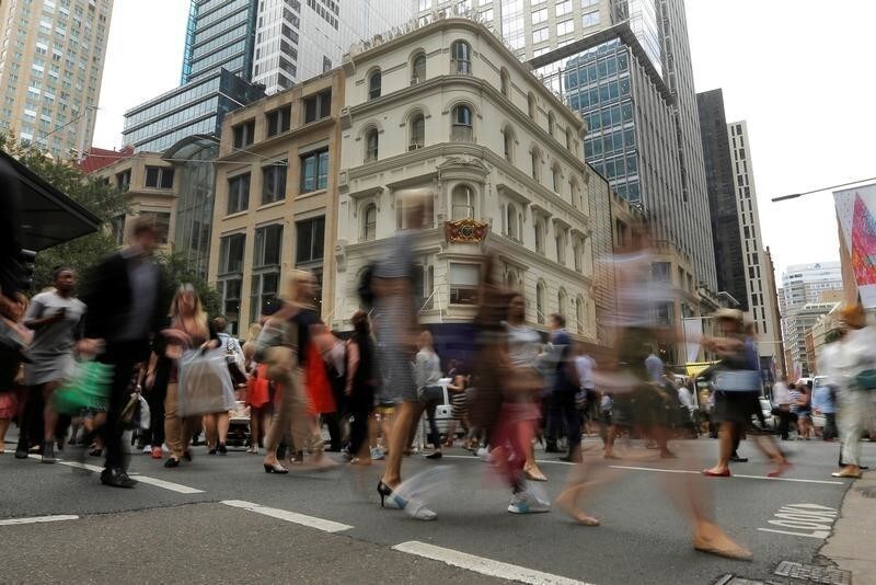 Office workers walk the streets of Sydney, Australia December 7, 2016 as the latest Australian GDP figure released Wednesday indicated a 0.5% contraction in the third quarter.REUTERS/Jason Reed - RTSUZPY