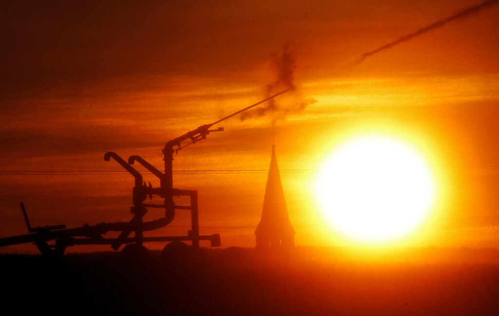Un campo de guisantes se riega durante la puesta de sol, después de que las autoridades anunciaran un riesgo de sequía para el verano, en Fontaine-les-Croisilles, Francia, el 19 de mayo de 2020.