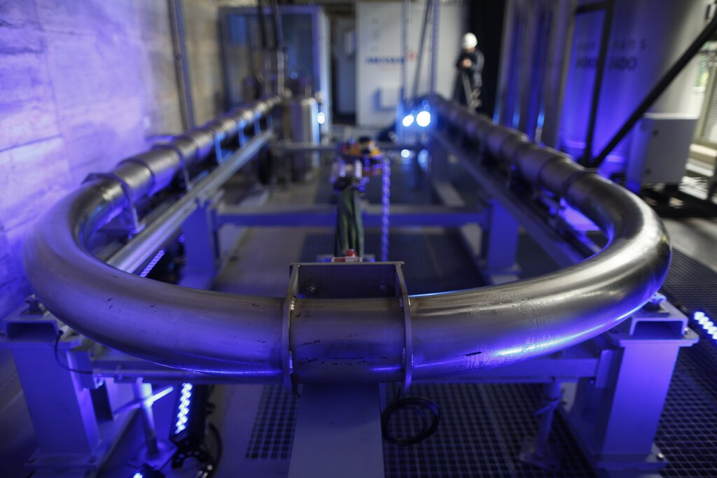 Un cable superconductor de la empresa alemana de servicios públicos RWE durante una presentación en Essen el 30 de abril de 2014.