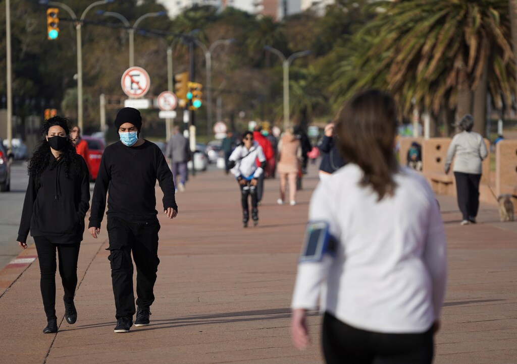 La gente sale a caminar mientras el país ha logrado controlar la enfermedad coronavirus (COVID-19), en Montevideo, Uruguay, el 23 de mayo de 2020. Foto tomada el 23 de mayo de 2020.