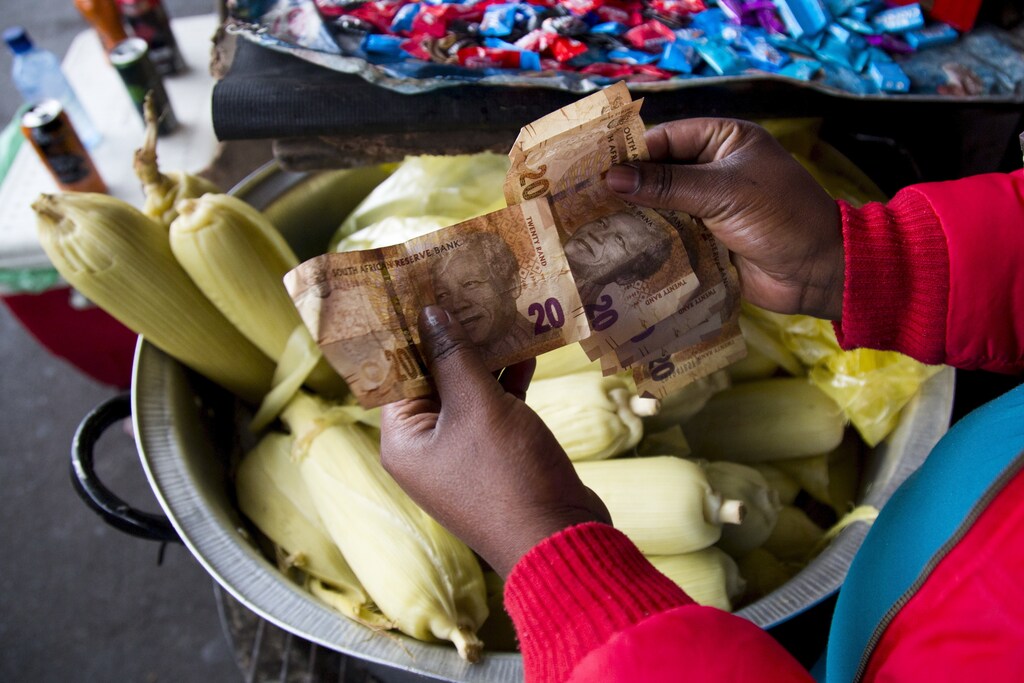 A street trader counts out change for a customer in Durban, September 8, 2015. South Africa's rand firmed more than 1 percent against the dollar, recovering from record lows in the previous session as bets on a rate hike in United States faded due to worries over global growth. The rand rose 1.04 percent to 13.8150 per dollar. REUTERS/Rogan Ward - RTX1RMVH
