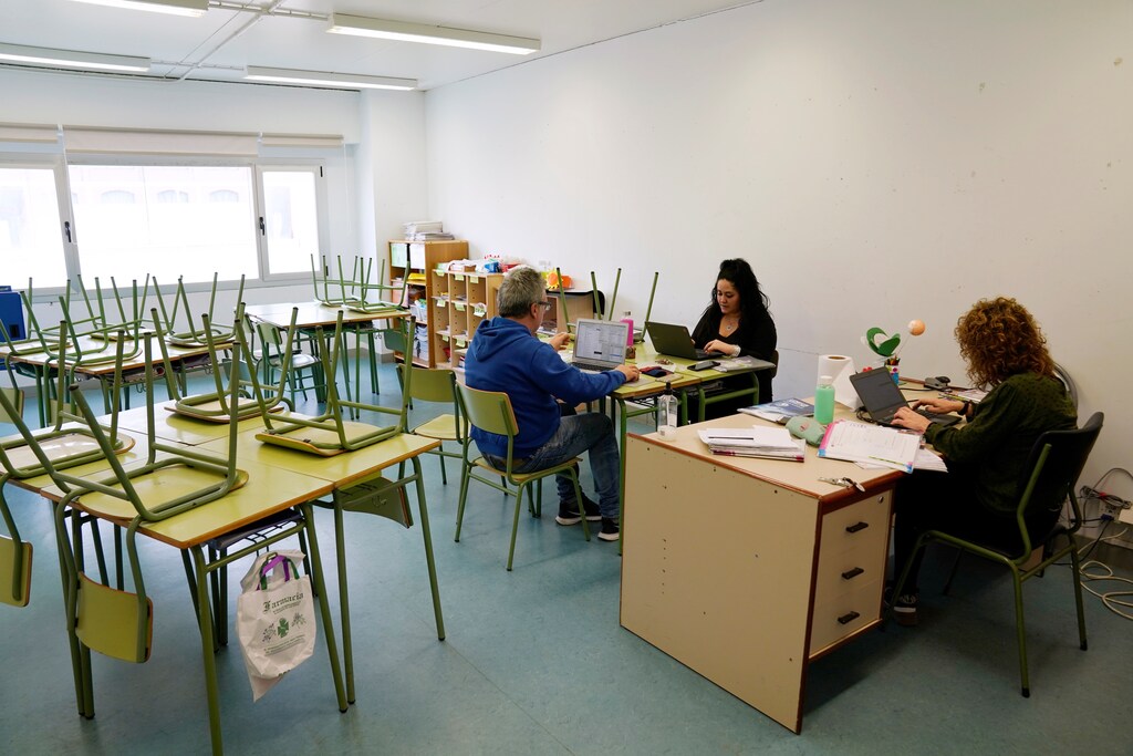 Los maestros de una escuela primaria trabajan en un aula sin niños, tras la decisión del gobierno regional vasco de cerrar las escuelas para controlar el coronavirus, en Labastida, España, el 10 de marzo de 2020.