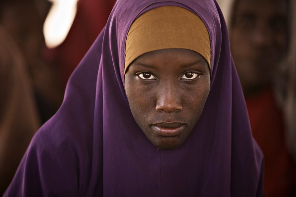 A Somali refugee waits to be registered by the United Nations High Commission of Refugees at Dagahaley camp in Dadaab in Kenya's northeastern province, June 3, 2009. Weeks of intense fighting in Somalia has driven mor than 100,000 people from their homes, swelling camps on the Kenyan border that are already the largest and oldest in the world, sheltering more than 270,000 Somali refugees. Picture taken June 3, 2009. REUTERS/Finbarr O'Reilly (KENYA CONFLICT SOCIETY IMAGES OF THE DAY) - GM1E5691GCB01
