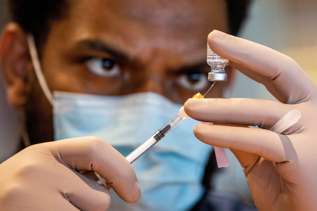 image of a healthcare worker preparing a dose of the Pfizer/BioNTech (COVID-19) vaccine