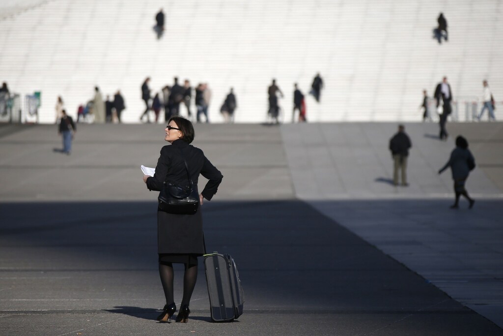 A businesswoman walks on the esplanade of La Defense, in the financial and business district in La Defense, west of Paris April 10, 2014. REUTERS/Gonzalo Fuentes (FRANCE - Tags: BUSINESS) - RTR3KUFS