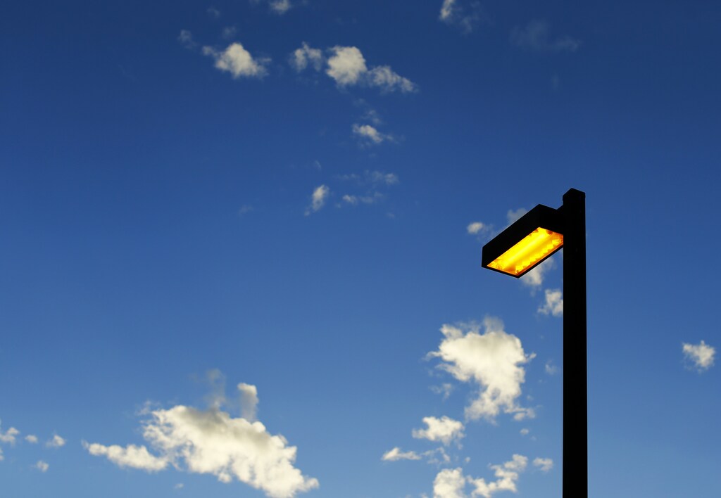 A streetlight remains on as the morning sky brings daylight to San Diego, California January 27, 2015. REUTERS/Mike Blake (UNITED STATES - Tags: ENERGY SOCIETY ENVIRONMENT) - GM1EB1S0C6V01