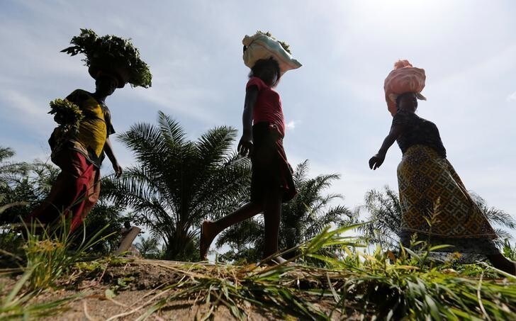 Internally displaced Congolese women carry produce as they walk to the market in Kaniki-Kapangu village near Mwene Ditu in Kasai Oriental Province in the Democratic Republic of Congo, March 15, 2018. Picture taken March 15, 2018. REUTERS/Thomas Mukoya