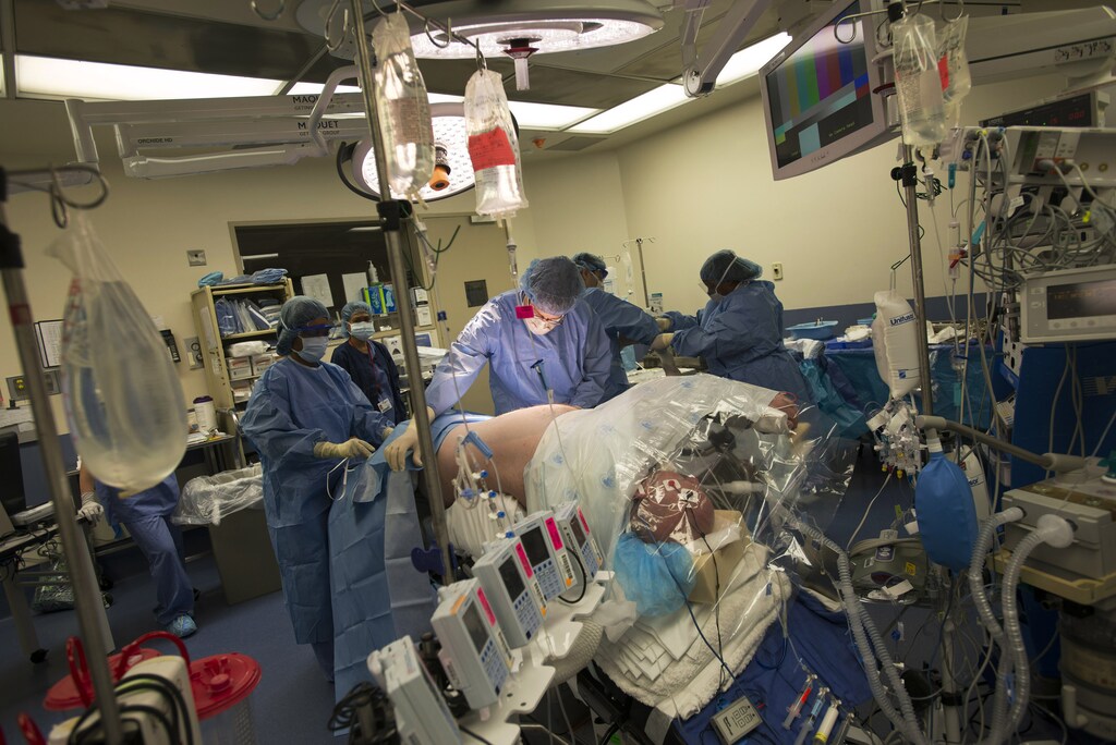 Adam Abernathy is prepared for surgery to receive a donated kidney as part of a five-way organ transplant swap in New York, August 1, 2012. Abernathy's partner David Ferguson donated a kidney for transplant to a stranger while at the same time someone else donated a kidney to Abernathy as part of chain of kidney donations that allowed five people to receive a transplanted kidney over a two day period. The health dangers for kidney donors is believed to be low. The risk of death from the surgery is 1 in 1,700, according to the National Kidney Foundation, and life expectancy is said to be unchanged with one kidney. Picture taken August 1, 2012. To match story USA-KIDNEY/SWAP REUTERS/Keith Bedford (UNITED STATES - Tags: HEALTH SOCIETY) - GM2E884069Q01
