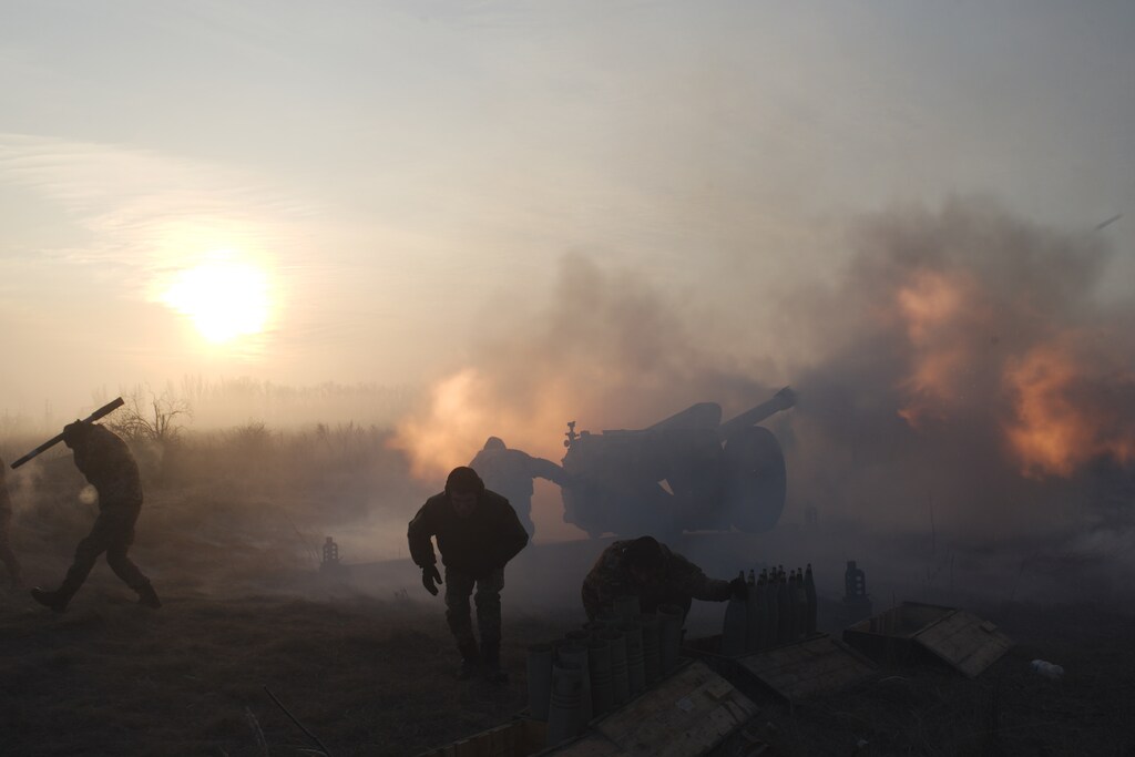 Ukrainian servicemen fire an artillery weapon in the direction of positions of the armed forces of the separatist self-proclaimed Donetsk People's Republic near Novoluhanske in Donetsk region, Ukraine January 11, 2018. REUTERS/Maksim Levin - UP1EE1B0PBRP5