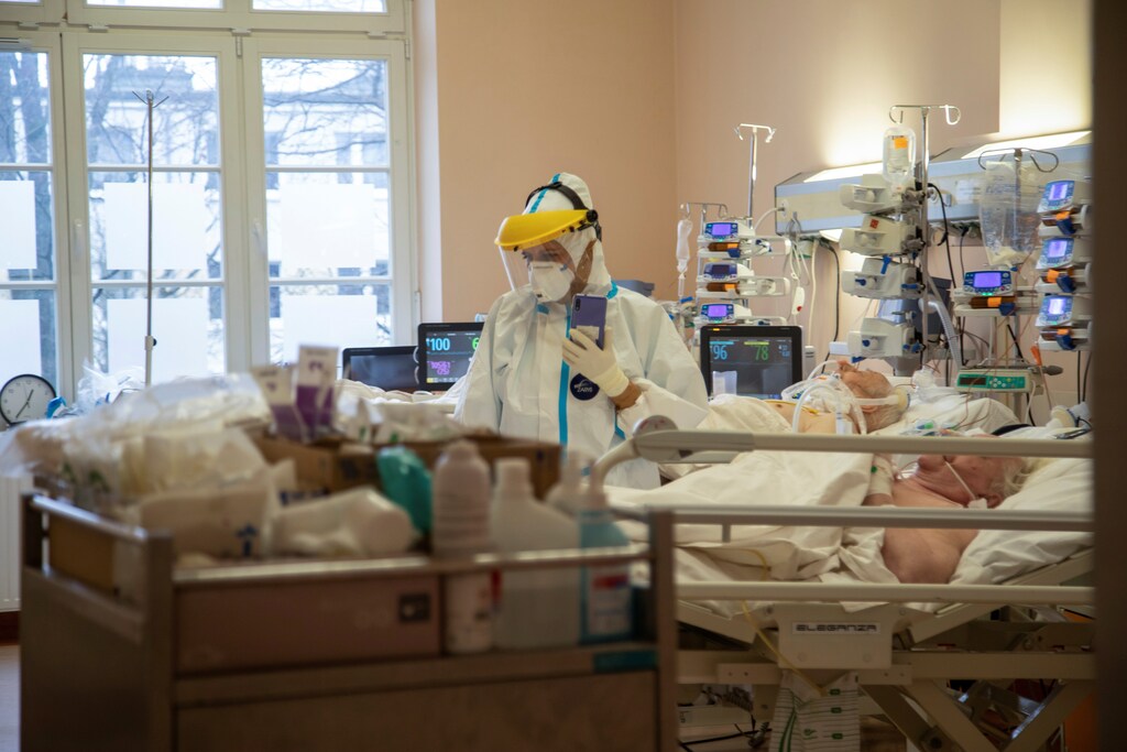 A medical worker attends to patients inside the coronavirus disease (COVID-19) ward at the University Clinical Hospital in Olsztyn, Poland, March 2, 2021. Picture taken March 2, 2021. REUTERS/Kuba Stezycki - RC2L3M96U7QA