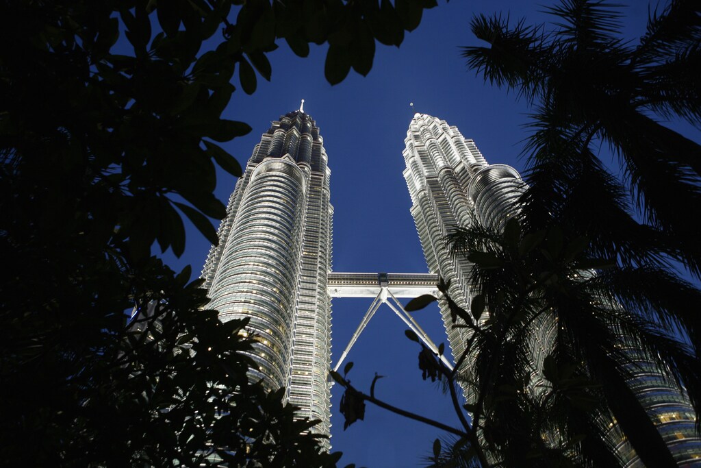 The Petronas Twin Towers are seen in Kuala Lumpur March 5, 2008. Malaysia will go to the polls on Saturday. REUTERS/Beawiharta (MALAYSIA) - GM1E4351PXV01