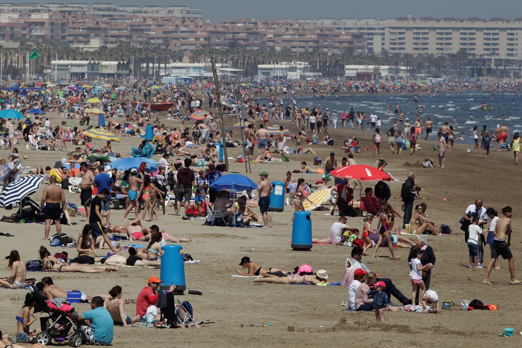 People enjoy the beach during Easter holidays in Valencia, Spain, April 15, 2017. REUTERS/Heino Kalis - RTS12FB8