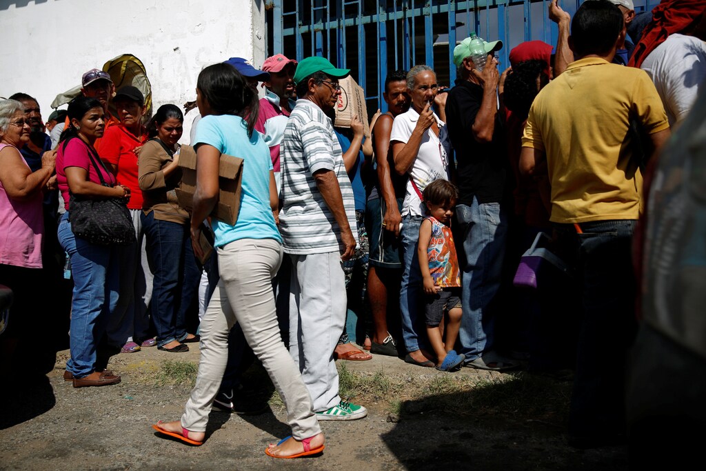 Zulay Pulgar (C), 43, stands in line outside a hardware store, next to her son Emmanuel, 4, to buy cement and resell it in Punto Fijo, Venezuela November 17, 2016. Picture taken November 17, 2016. REUTERS/Carlos Garcia Rawlins - RTX2V6WX