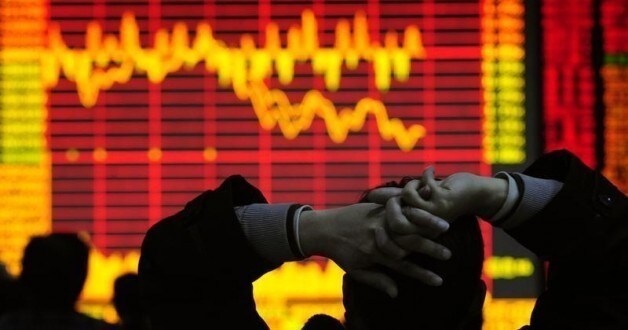 An investor looks at an electronic board showing stock information at a brokerage house in Hefei, Anhui province December 9, 2008. China's stock market dropped in heavy trade on Tuesday, led by property and financial shares, on worries that November economic data, to be released in coming days, would be poor.
