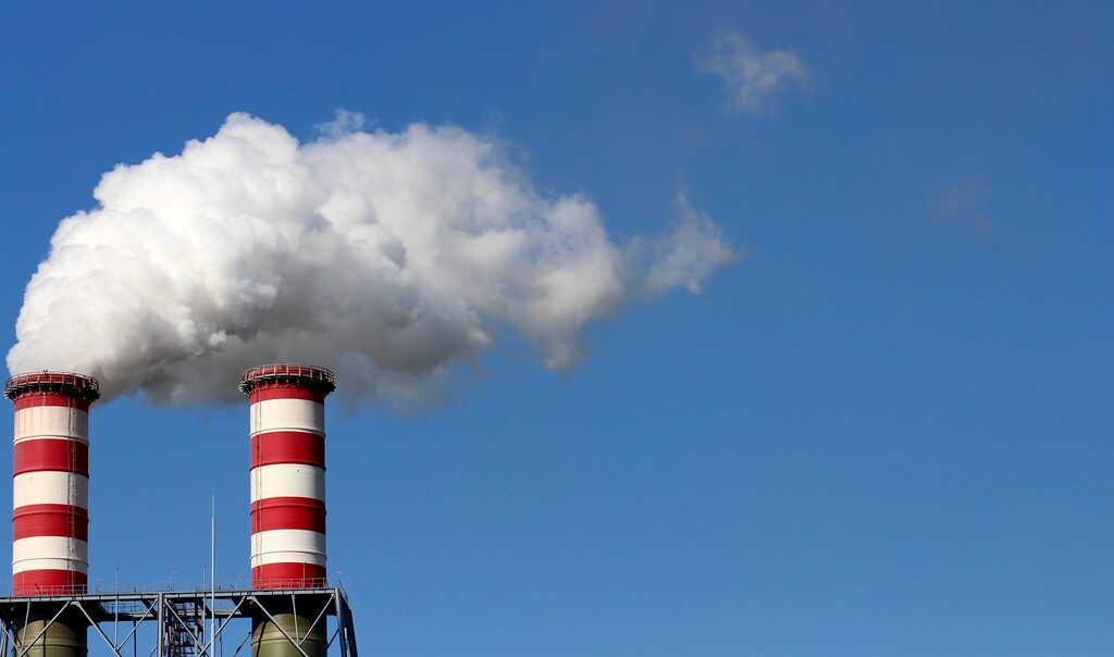How to both curb corporate emissions and direct investment towards climate-friendly projects