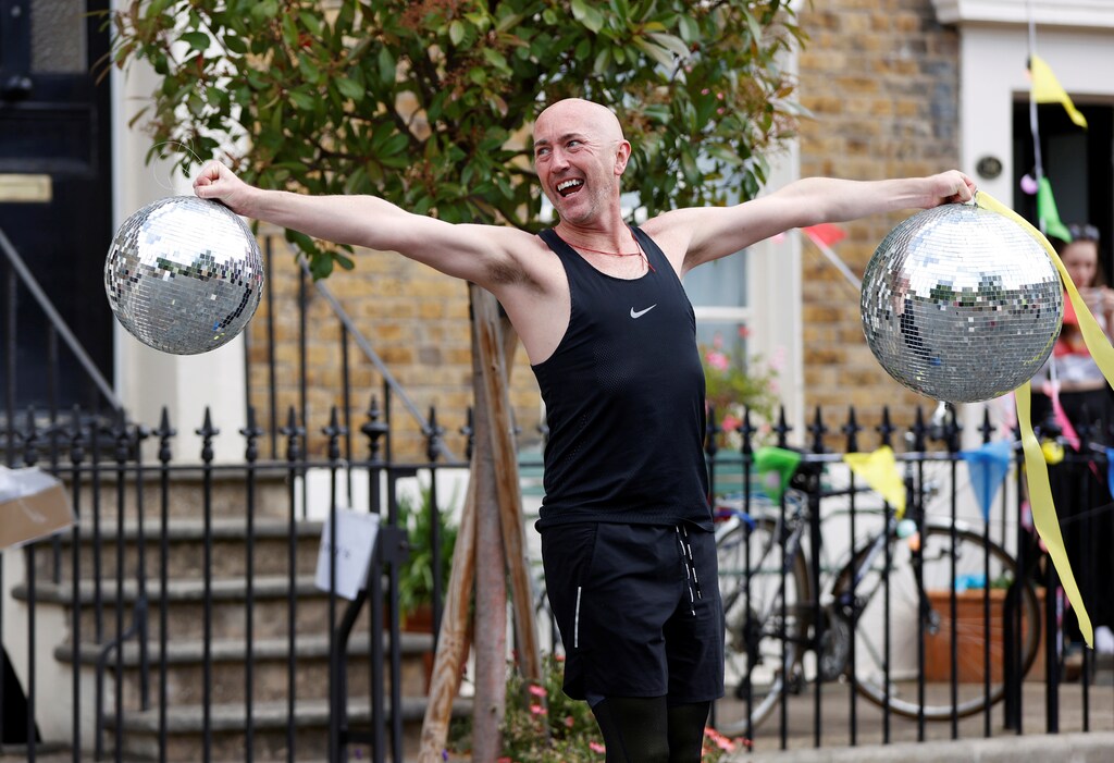 Simon Garner leader of the fitness class 'On the Step' leads a 12 hour stepathon for residents in Kennington, following the outbreak of the coronavirus disease (COVID-19), London, Britain, May 23, 2020. REUTERS/John Sibley - RC29UG9NXXYD