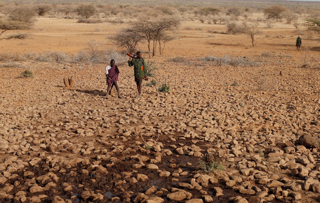 Armed Turkana tribesmen wait for cattle to get water from a borehole near Baragoy, Kenya February 14, 2017. REUTERS/Goran. Tomasevic - RTSYM77