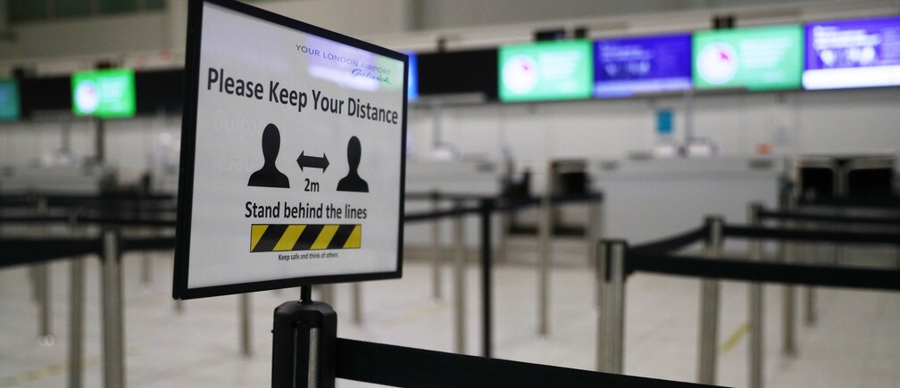 Vista general de una señal de distanciamiento social en un aeropuerto vacío de Gatwick, 5 de mayo de 2020.