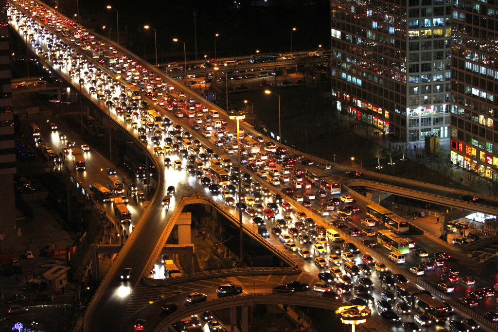 Vehicles drive on Three Ring Road during the evening rush hour in central Beijing, December 23, 2010. Beijing will limit issuance of new car plates to 240,000 annually from January 1, 2011, in an effort to ease the capital city's traffic jams, Xinhua News Agency reported. REUTERS/Jason Lee(CHINA - Tags: ENVIRONMENT TRANSPORT) - GM1E6CN1GX001