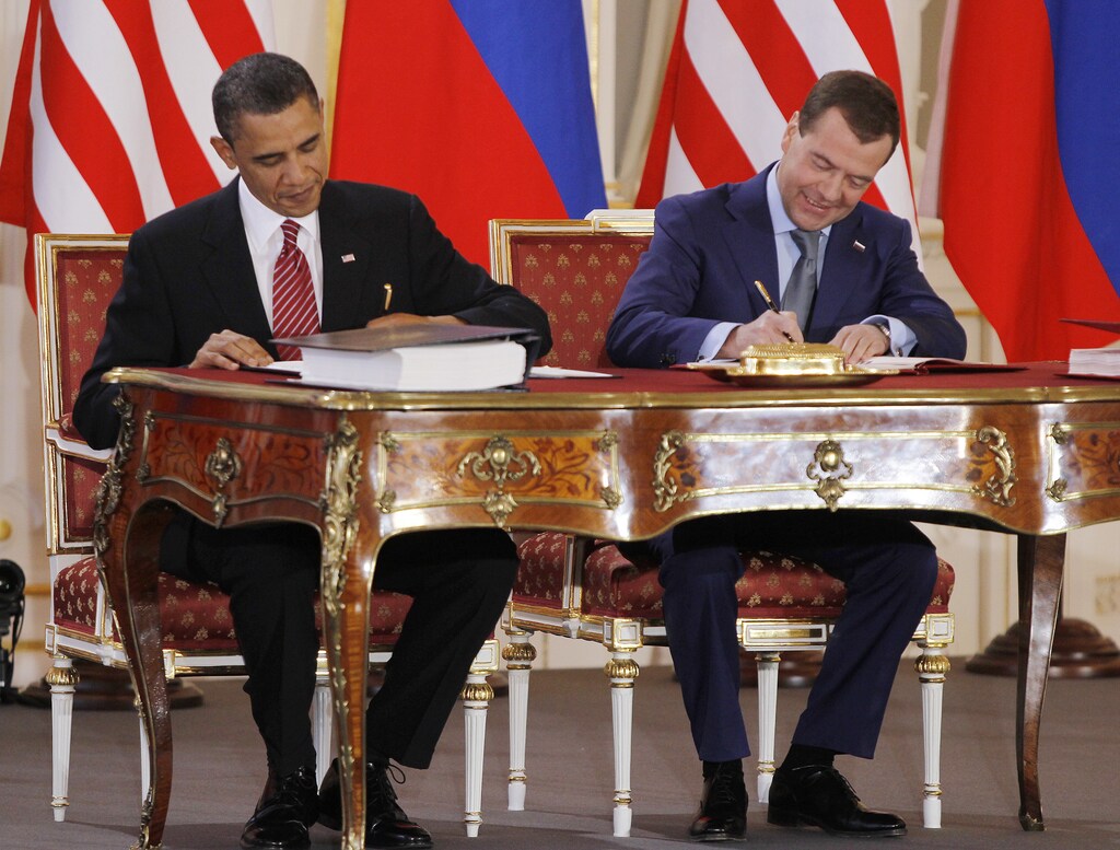 U.S. President Barack Obama (L) and Russian President Dmitry Medvedev sign the new Strategic Arms Reduction Treaty (START II) at Prague Castle in Prague April 8, 2010. REUTERS/Jason Reed (CZECH REPUBLIC - Tags: POLITICS MILITARY IMAGES OF THE DAY) - GM1E6481MIV01