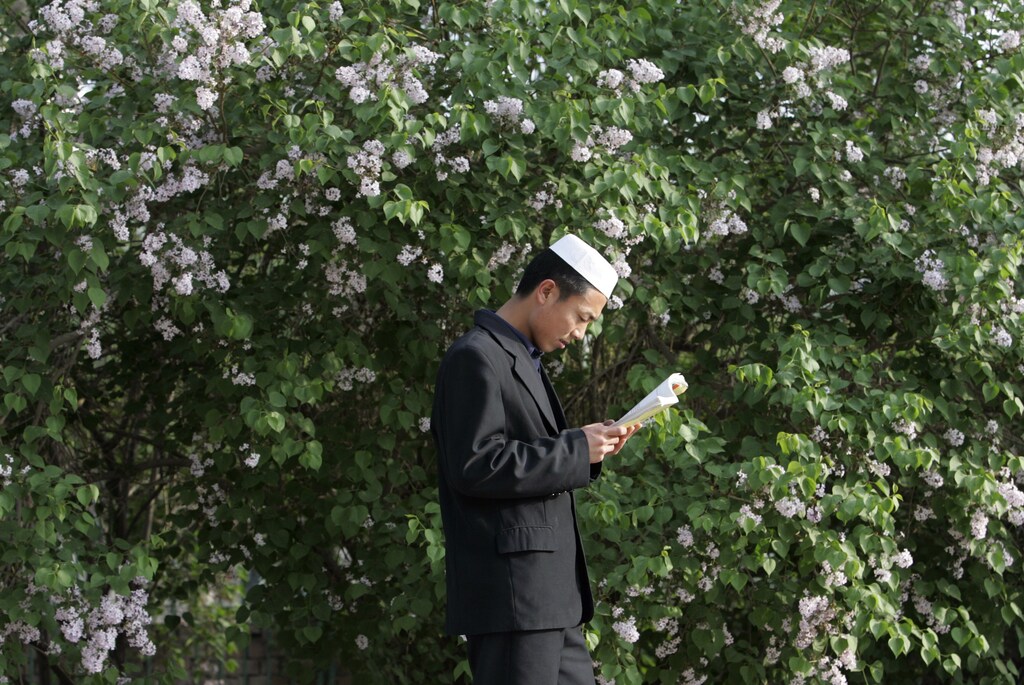 A Muslim student from the Chinese Hui minority studies at Ningxia Islamic College in Yinchuan, capital of northwest China's Ningxia Hui Autonomous Region, April 23,2007. According to school and local sources, more than 300 students, including 82 girls, learn culture, Arabic language, Islam and history at the college, which was founded in 1989. REUTERS/Jason Lee (CHINA) - GM1DVCJKDWAA